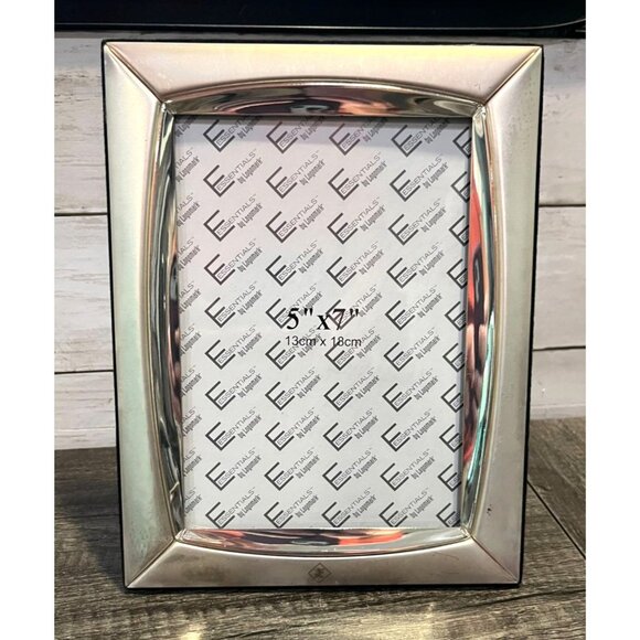 Essentials By Logomark Silver Plate Picture Frame 5" x 7" With Black Velvet Back - Picture 1 of 8